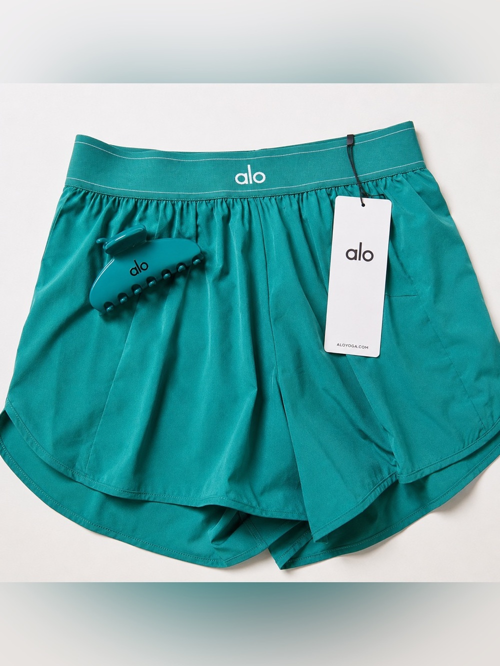 Alo Shorts + Clip in Emerald Isle Match Point Short 90s Claw Clip